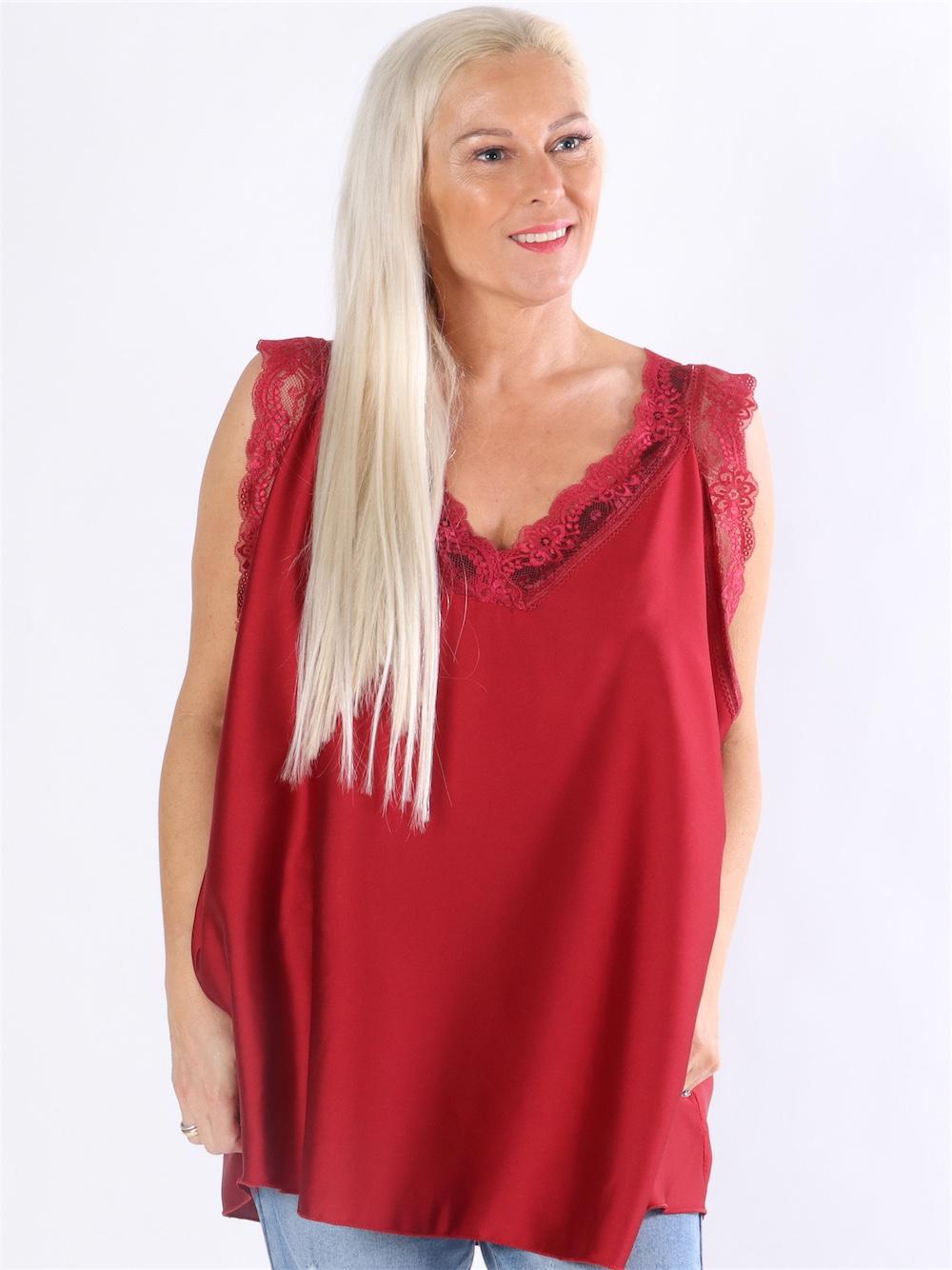 Ofia - Top i silkelook med brede blonde stropper